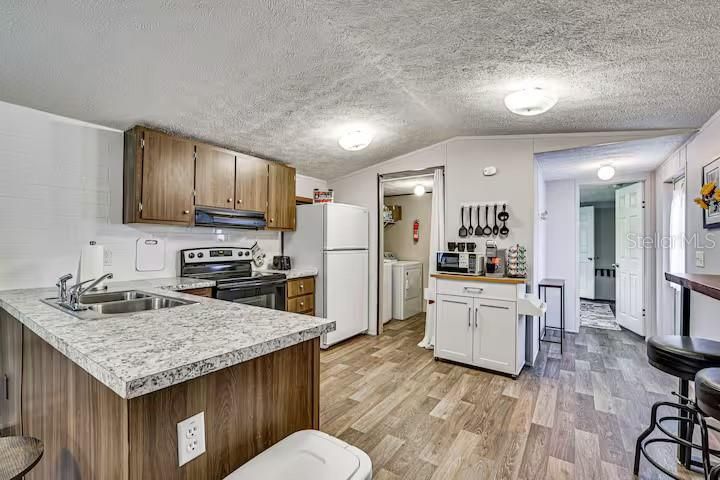 For Sale: $249,900 (2 beds, 2 baths, 840 Square Feet)