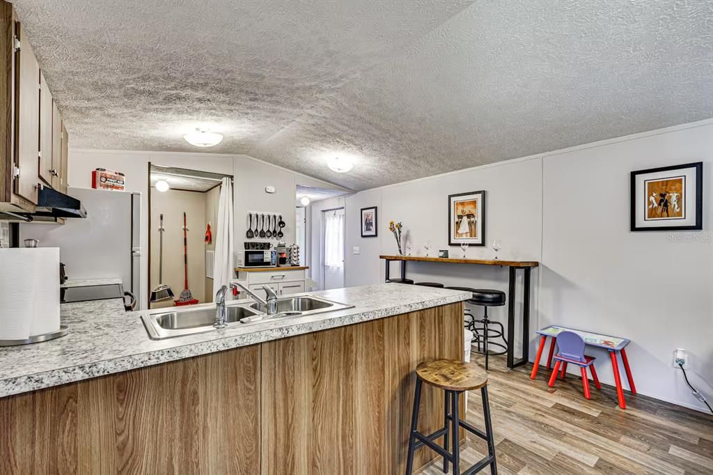 For Sale: $249,900 (2 beds, 2 baths, 840 Square Feet)