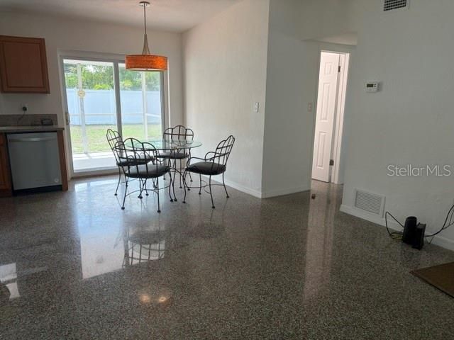 For Sale: $349,900 (3 beds, 1 baths, 1073 Square Feet)