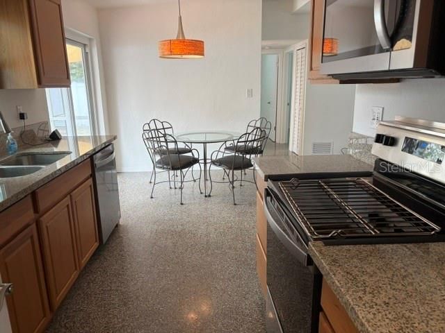 For Sale: $349,900 (3 beds, 1 baths, 1073 Square Feet)