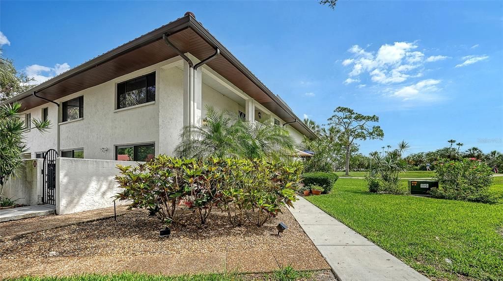 For Rent: $3,900 (3 beds, 2 baths, 1595 Square Feet)