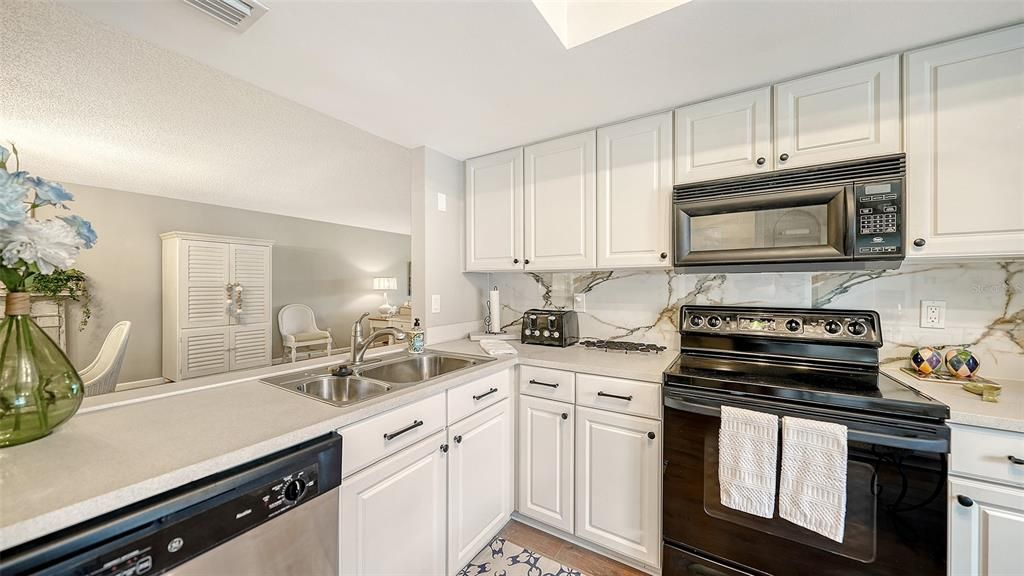For Rent: $3,900 (3 beds, 2 baths, 1595 Square Feet)