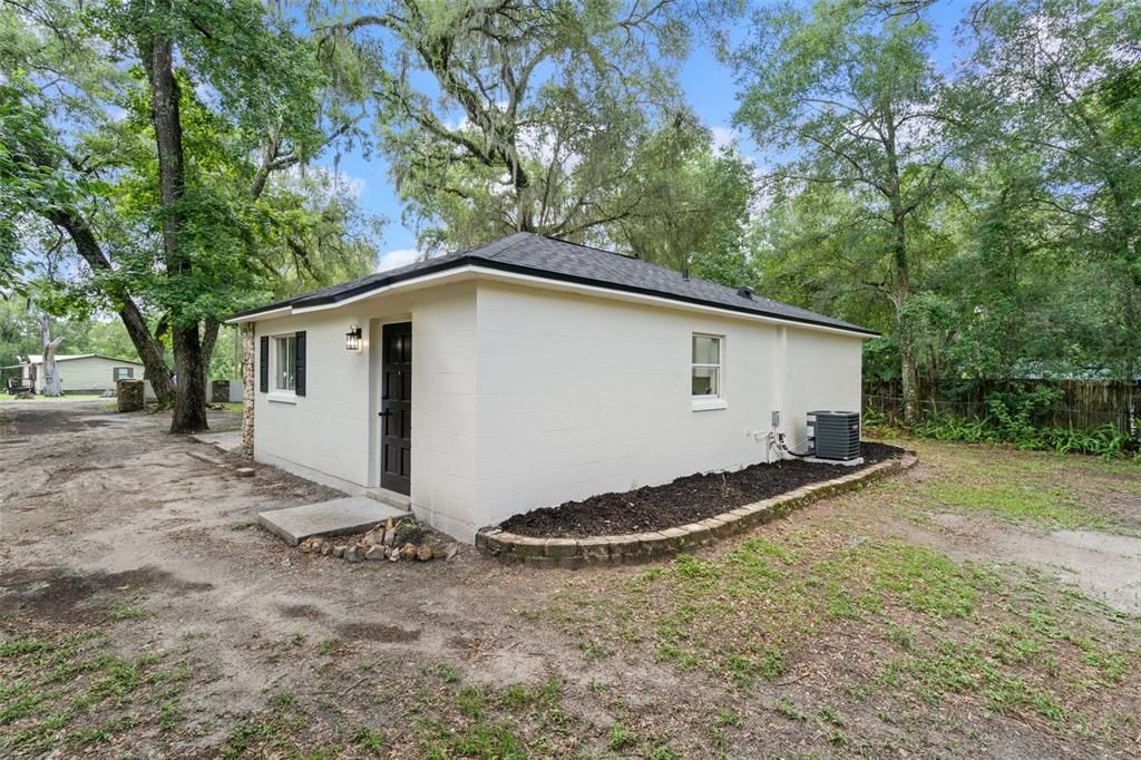Active With Contract: $189,950 (2 beds, 1 baths, 864 Square Feet)