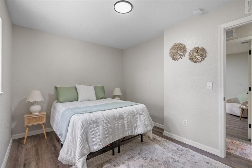 Active With Contract: $189,950 (2 beds, 1 baths, 864 Square Feet)