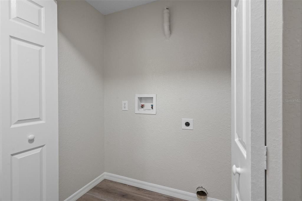 Active With Contract: $189,950 (2 beds, 1 baths, 864 Square Feet)