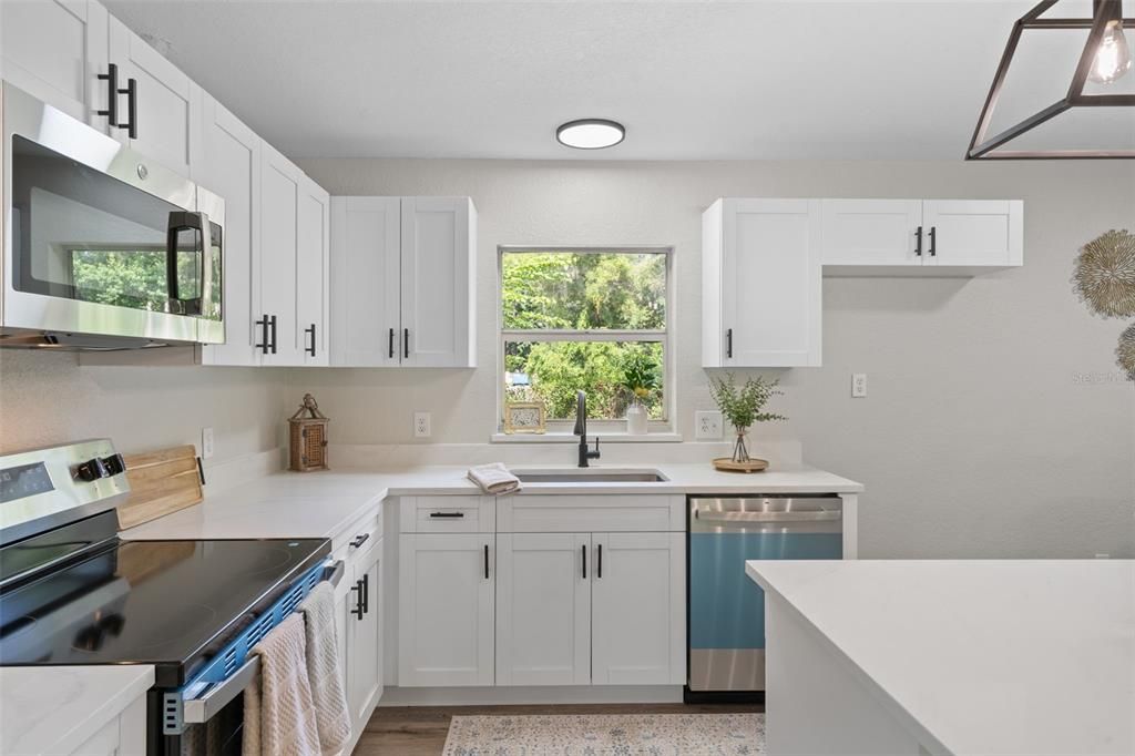 Active With Contract: $189,950 (2 beds, 1 baths, 864 Square Feet)
