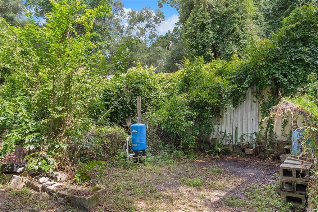 Active With Contract: $189,950 (2 beds, 1 baths, 864 Square Feet)