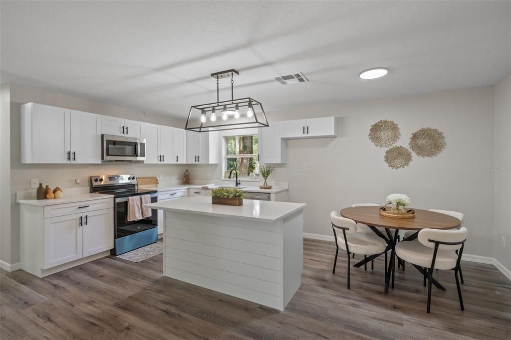 Active With Contract: $189,950 (2 beds, 1 baths, 864 Square Feet)
