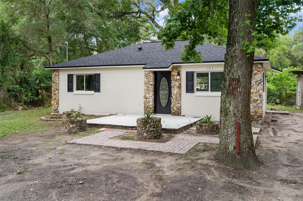 Active With Contract: $189,950 (2 beds, 1 baths, 864 Square Feet)