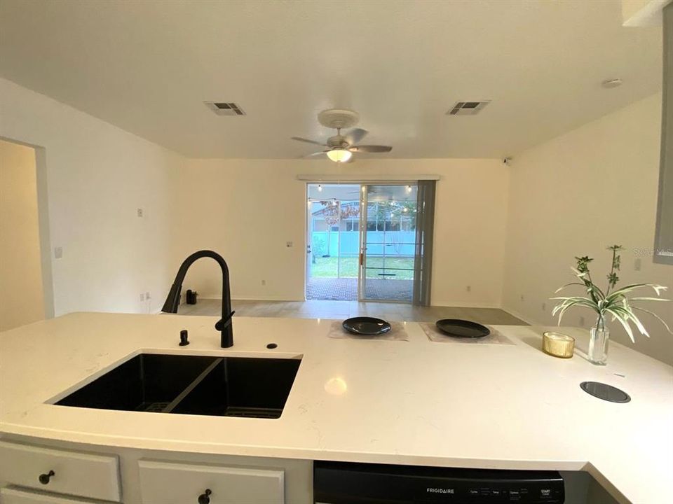 For Rent: $2,800 (4 beds, 2 baths, 1956 Square Feet)
