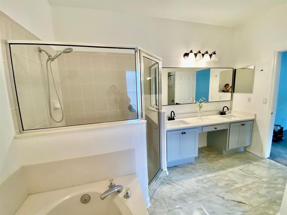 For Rent: $2,800 (4 beds, 2 baths, 1956 Square Feet)