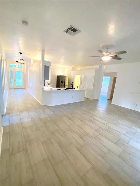 For Rent: $2,800 (4 beds, 2 baths, 1956 Square Feet)