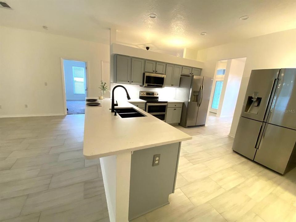 For Rent: $2,800 (4 beds, 2 baths, 1956 Square Feet)