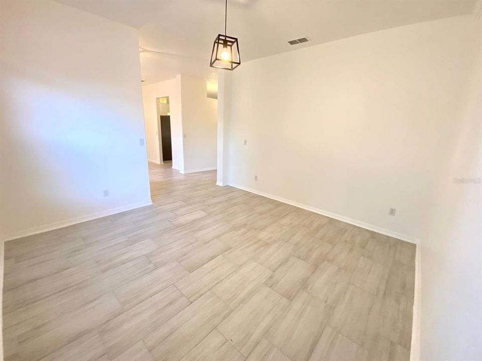 For Rent: $2,800 (4 beds, 2 baths, 1956 Square Feet)