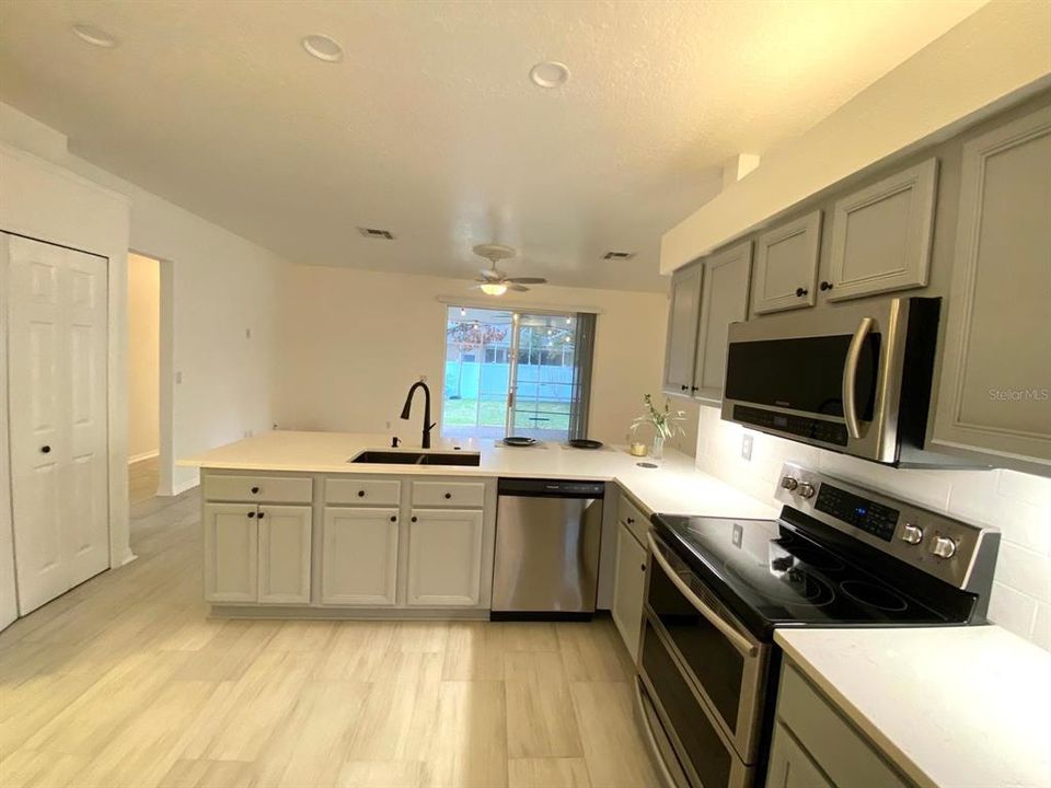 For Rent: $2,800 (4 beds, 2 baths, 1956 Square Feet)