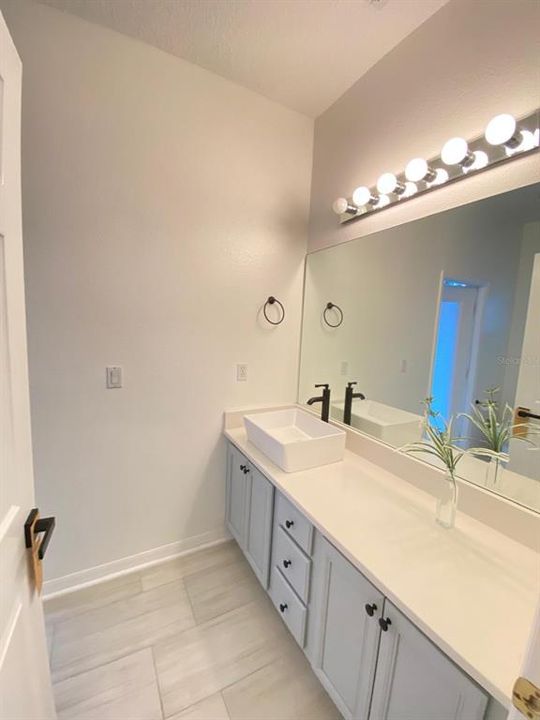For Rent: $2,800 (4 beds, 2 baths, 1956 Square Feet)