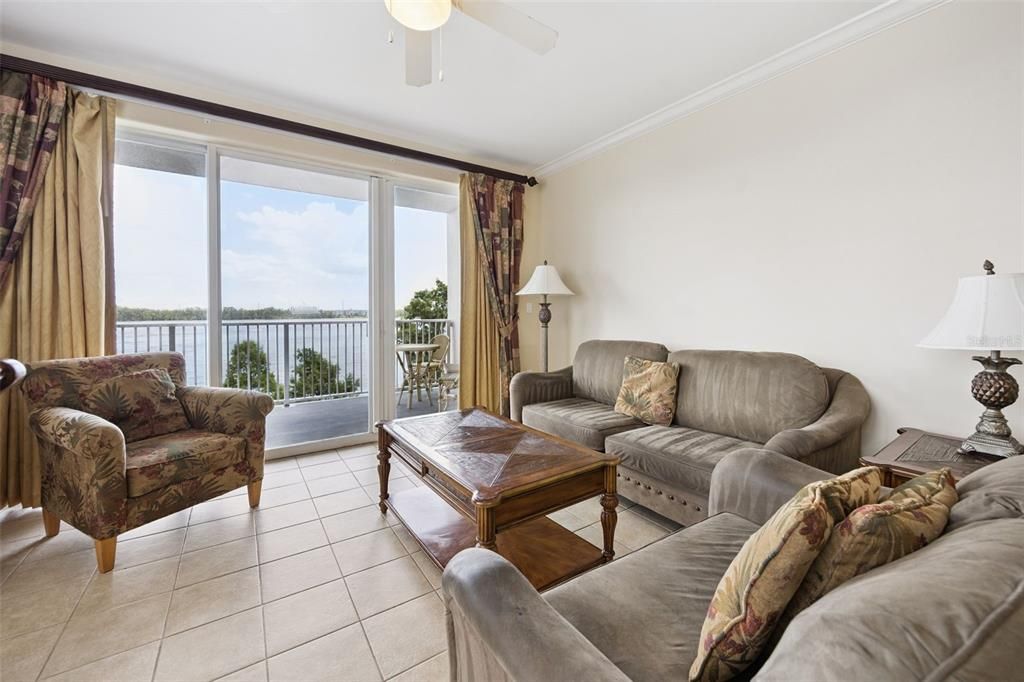 For Sale: $295,000 (2 beds, 2 baths, 1078 Square Feet)