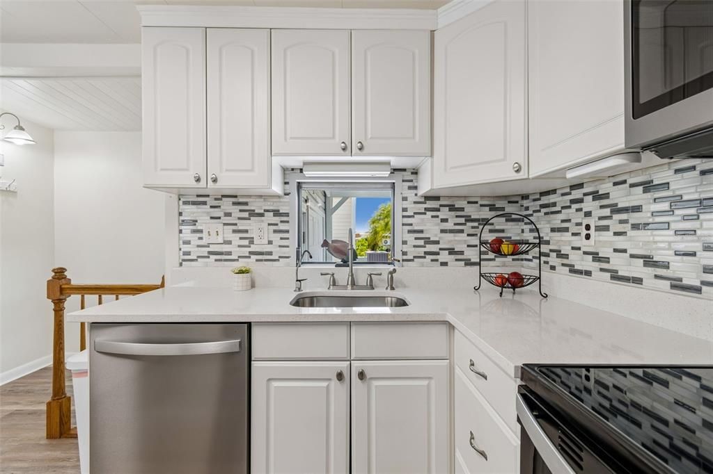 For Sale: $275,000 (3 beds, 3 baths, 960 Square Feet)