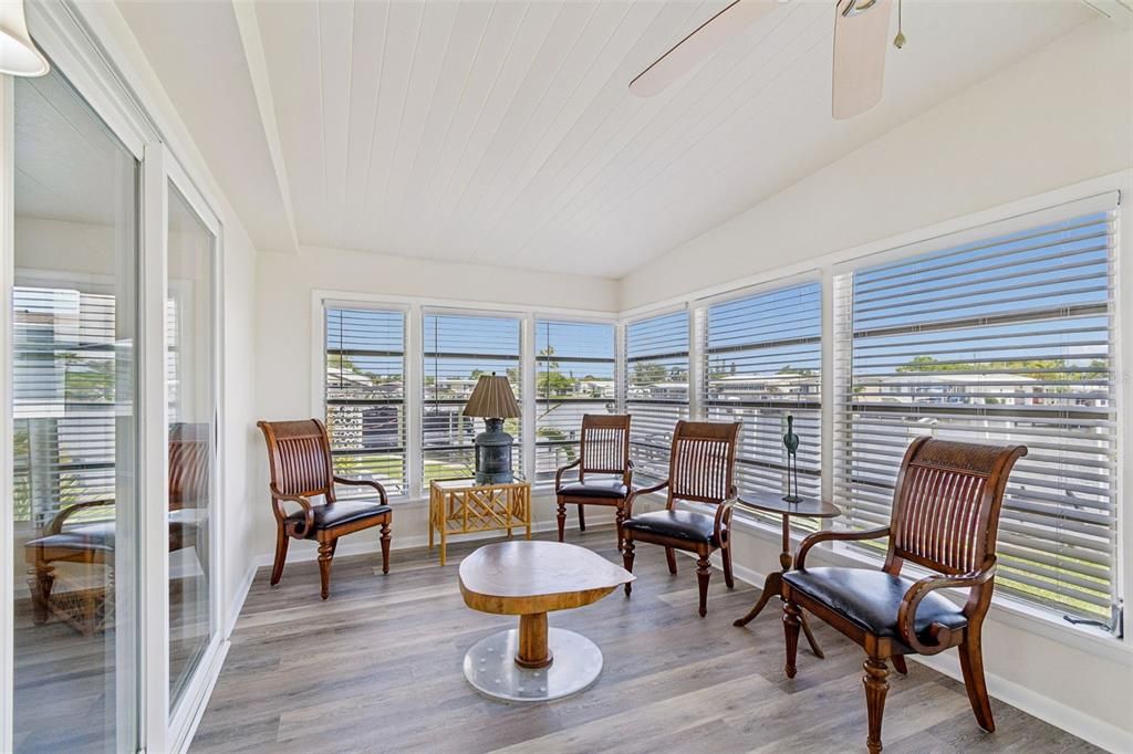 For Sale: $275,000 (3 beds, 3 baths, 960 Square Feet)