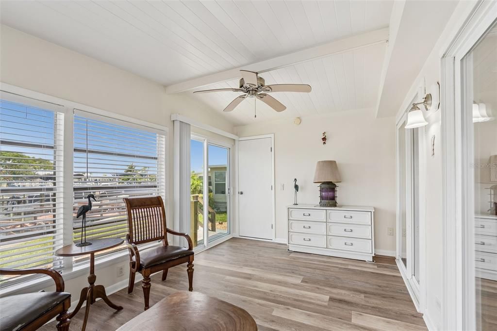 For Sale: $275,000 (3 beds, 3 baths, 960 Square Feet)