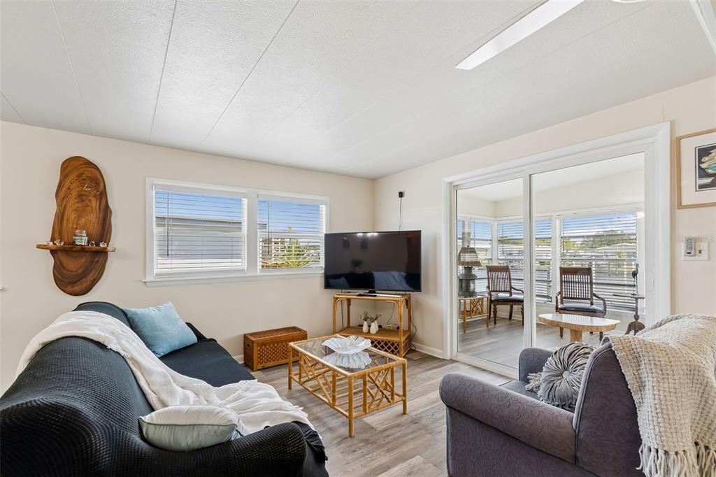 For Sale: $275,000 (3 beds, 3 baths, 960 Square Feet)