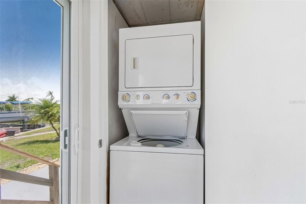 For Sale: $275,000 (3 beds, 3 baths, 960 Square Feet)
