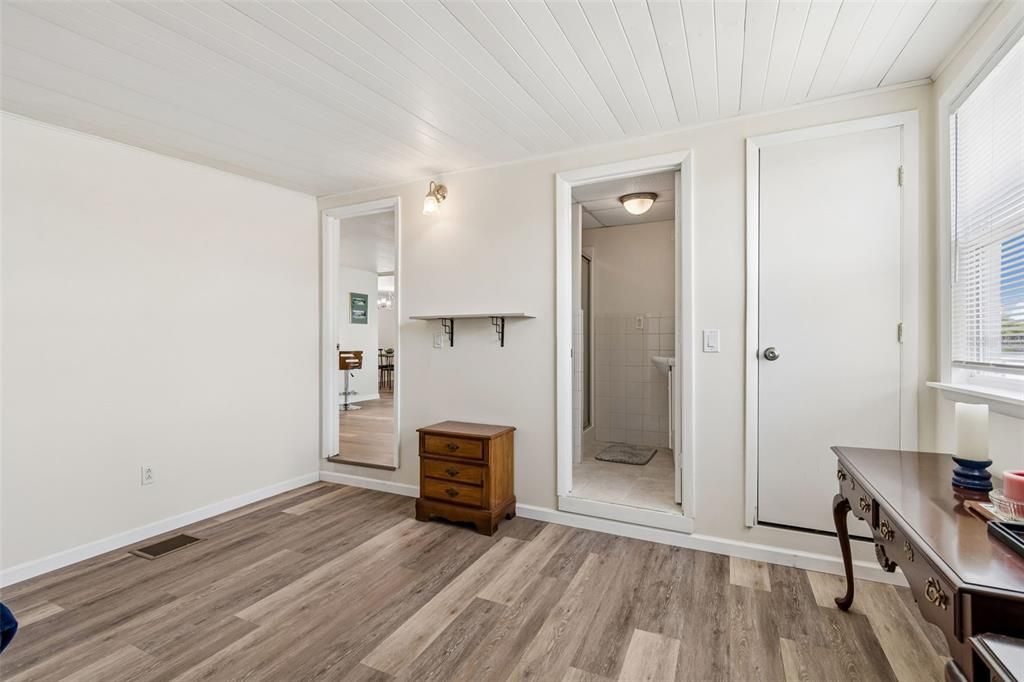 For Sale: $275,000 (3 beds, 3 baths, 960 Square Feet)