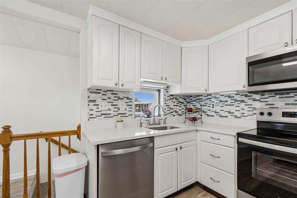 For Sale: $275,000 (3 beds, 3 baths, 960 Square Feet)