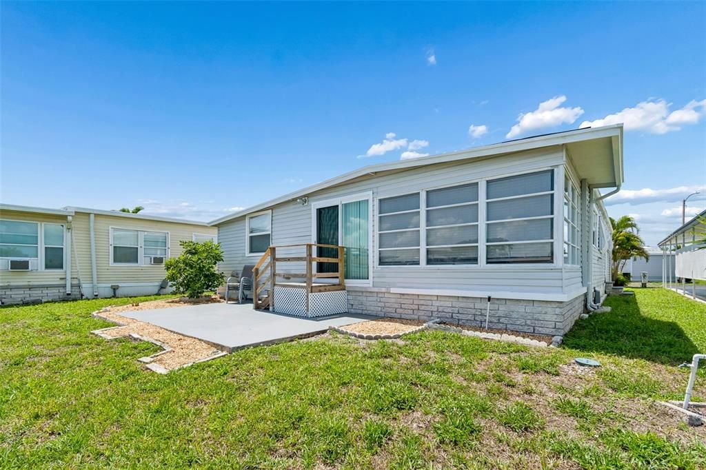 For Sale: $275,000 (3 beds, 3 baths, 960 Square Feet)