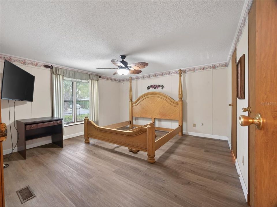 Active With Contract: $175,000 (3 beds, 2 baths, 1441 Square Feet)