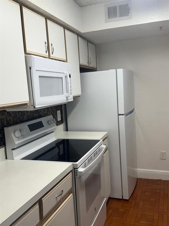 For Sale: $174,899 (2 beds, 2 baths, 1026 Square Feet)