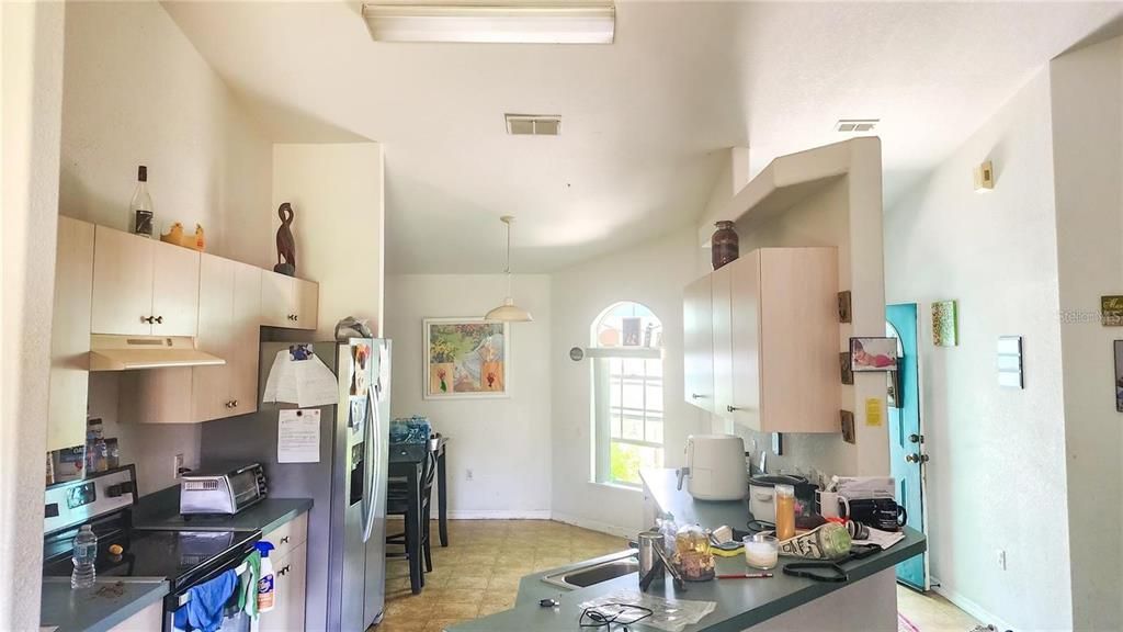 Activo con contrato: $215,000 (3 camas, 2 baños, 1684 Pies cuadrados)