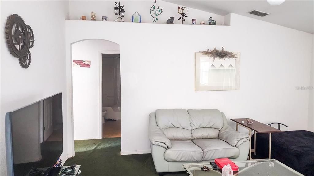 Activo con contrato: $215,000 (3 camas, 2 baños, 1684 Pies cuadrados)