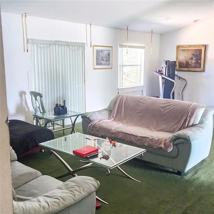 Activo con contrato: $215,000 (3 camas, 2 baños, 1684 Pies cuadrados)