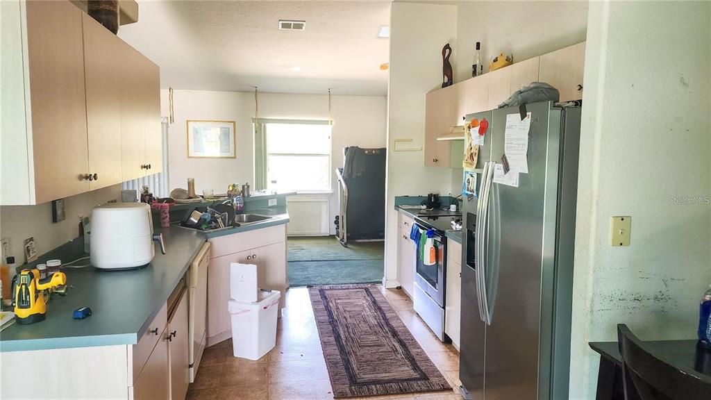 Activo con contrato: $215,000 (3 camas, 2 baños, 1684 Pies cuadrados)