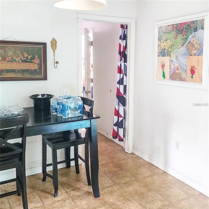 Activo con contrato: $215,000 (3 camas, 2 baños, 1684 Pies cuadrados)