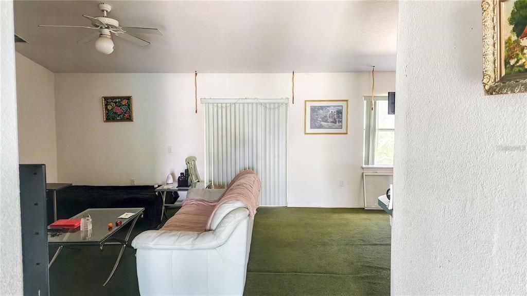 Activo con contrato: $215,000 (3 camas, 2 baños, 1684 Pies cuadrados)