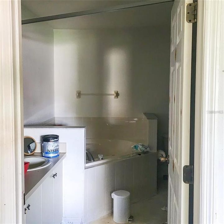 Activo con contrato: $215,000 (3 camas, 2 baños, 1684 Pies cuadrados)