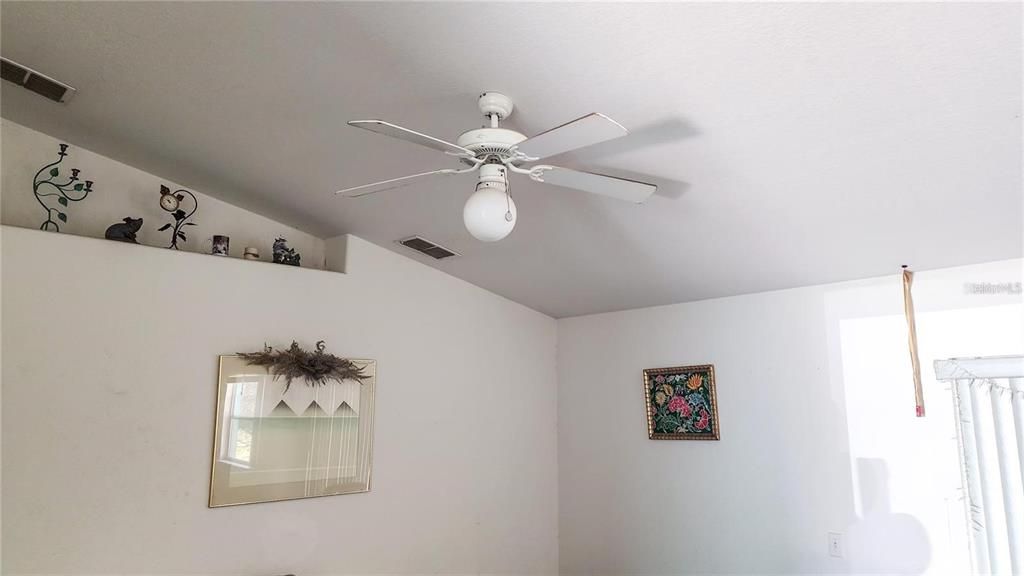 Activo con contrato: $215,000 (3 camas, 2 baños, 1684 Pies cuadrados)