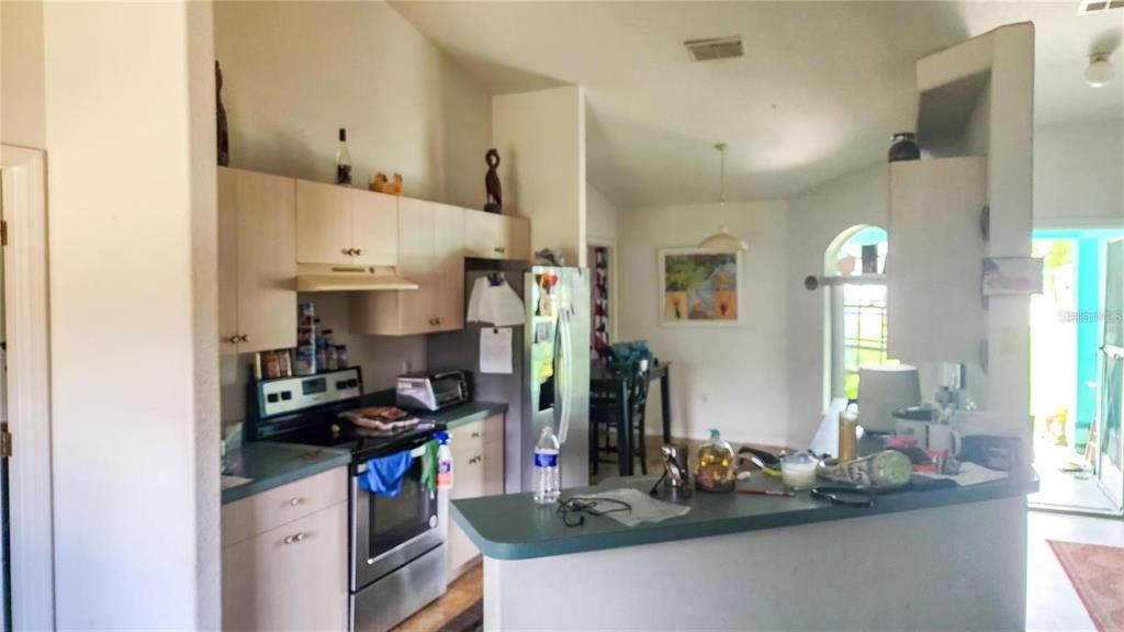 Activo con contrato: $215,000 (3 camas, 2 baños, 1684 Pies cuadrados)