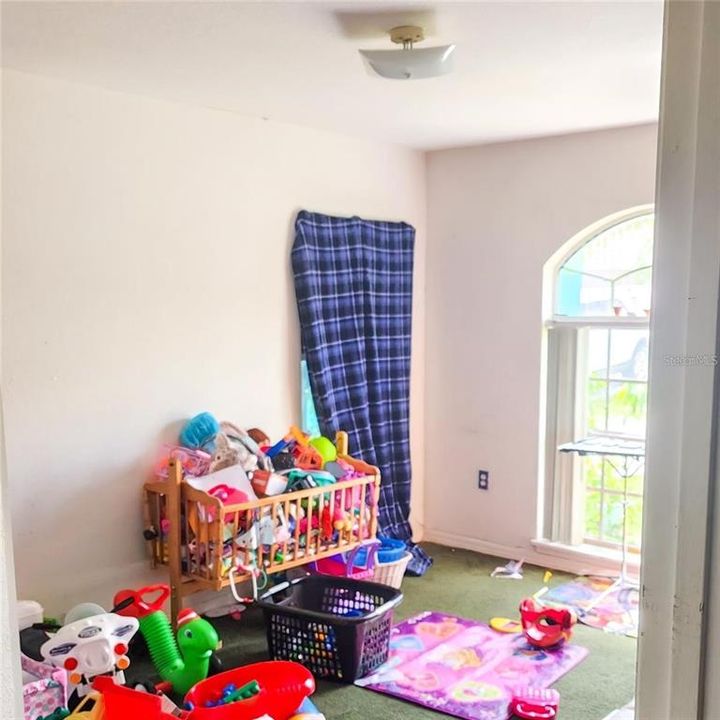Activo con contrato: $215,000 (3 camas, 2 baños, 1684 Pies cuadrados)