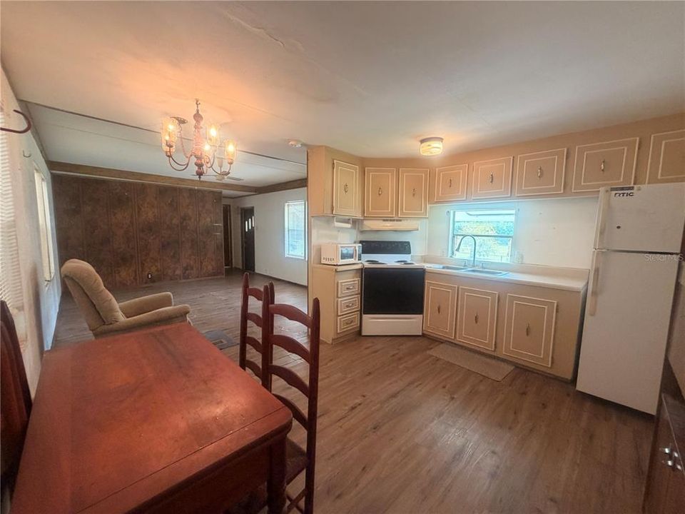 For Sale: $115,000 (2 beds, 2 baths, 840 Square Feet)