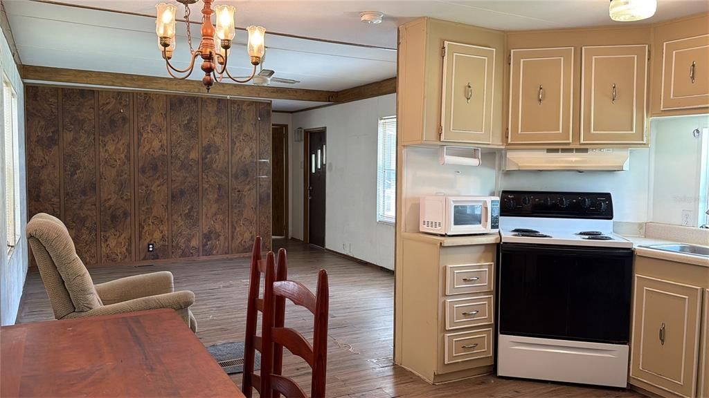 For Sale: $115,000 (2 beds, 2 baths, 840 Square Feet)
