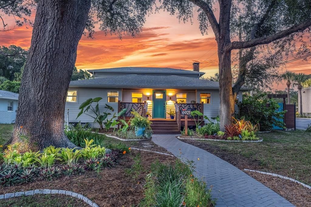 For Sale: $1,325,000 (6 beds, 5 baths, 3646 Square Feet)