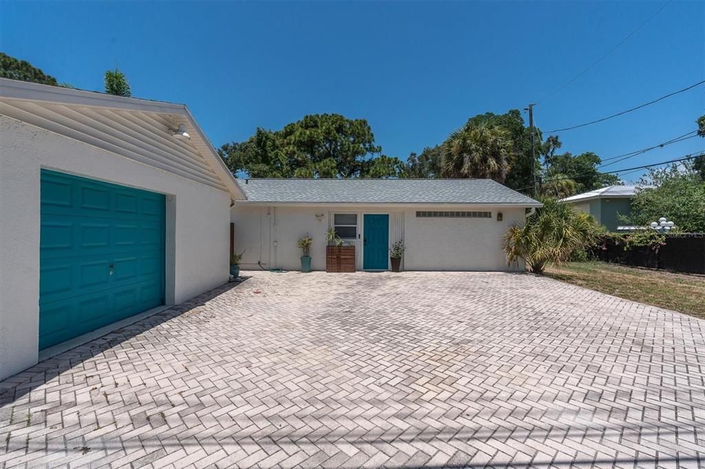 For Sale: $1,325,000 (6 beds, 5 baths, 3646 Square Feet)