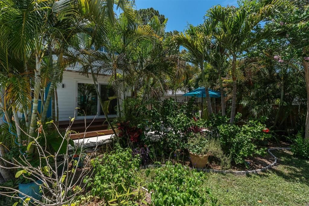 For Sale: $1,325,000 (6 beds, 5 baths, 3646 Square Feet)