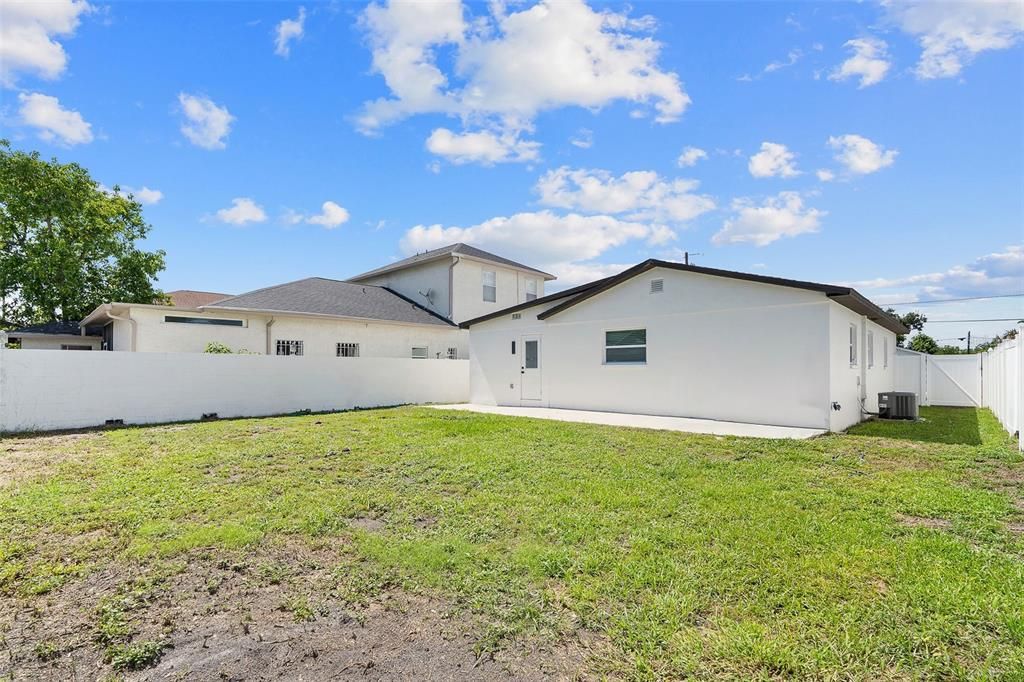 Active With Contract: $474,700 (3 beds, 3 baths, 1444 Square Feet)