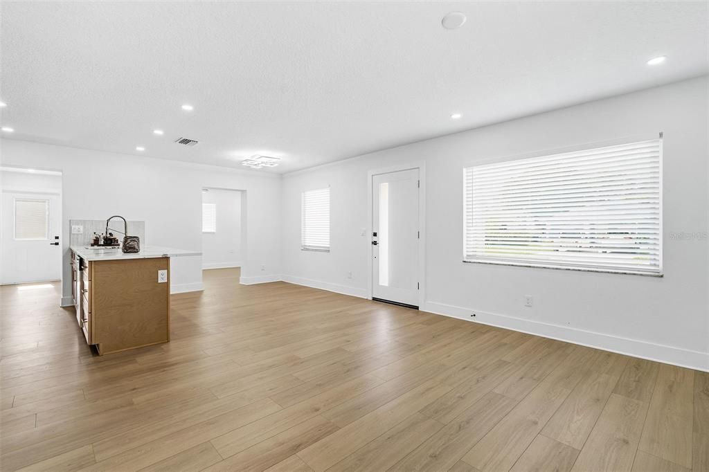 Active With Contract: $474,700 (3 beds, 3 baths, 1444 Square Feet)