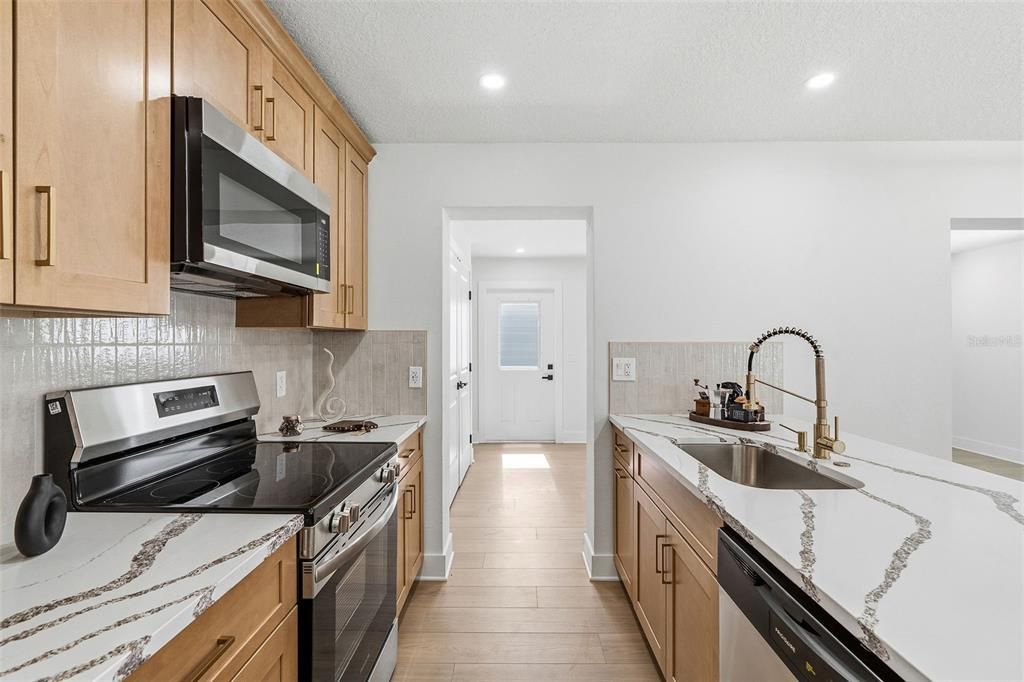 Active With Contract: $474,700 (3 beds, 3 baths, 1444 Square Feet)