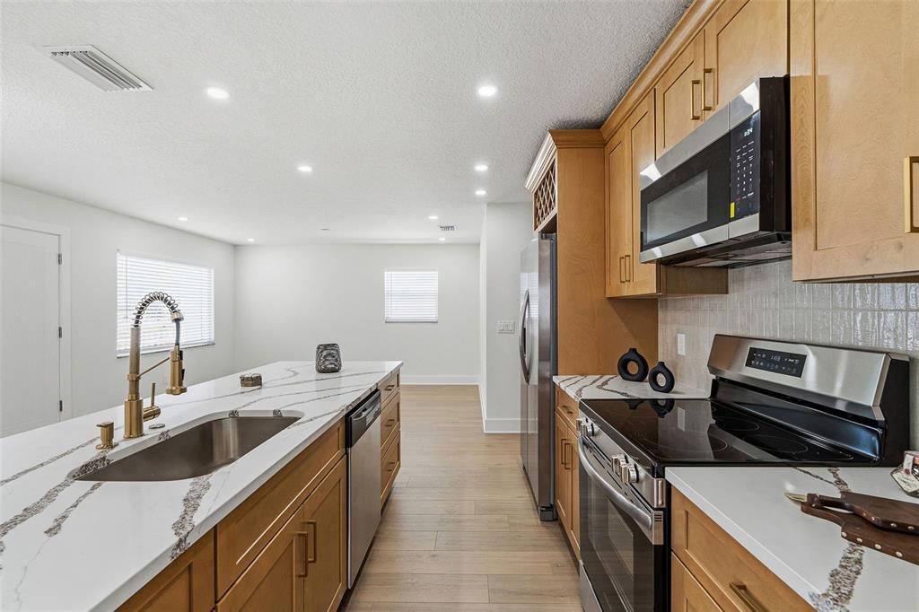 Active With Contract: $474,700 (3 beds, 3 baths, 1444 Square Feet)